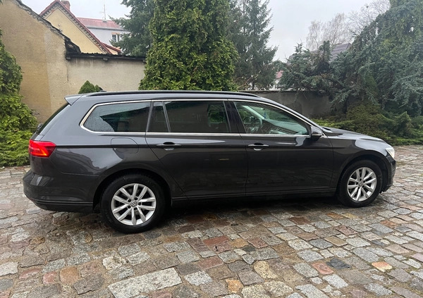 Volkswagen Passat cena 53900 przebieg: 224000, rok produkcji 2017 z Goniądz małe 704